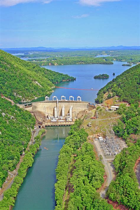 smith mountain lake dam <s> This property offers outdoor enthusiasts the opportunity to hunt, fish, hike, view wildlife and enjoy vistas overlooking beautiful Smith Mountain Lake</s>